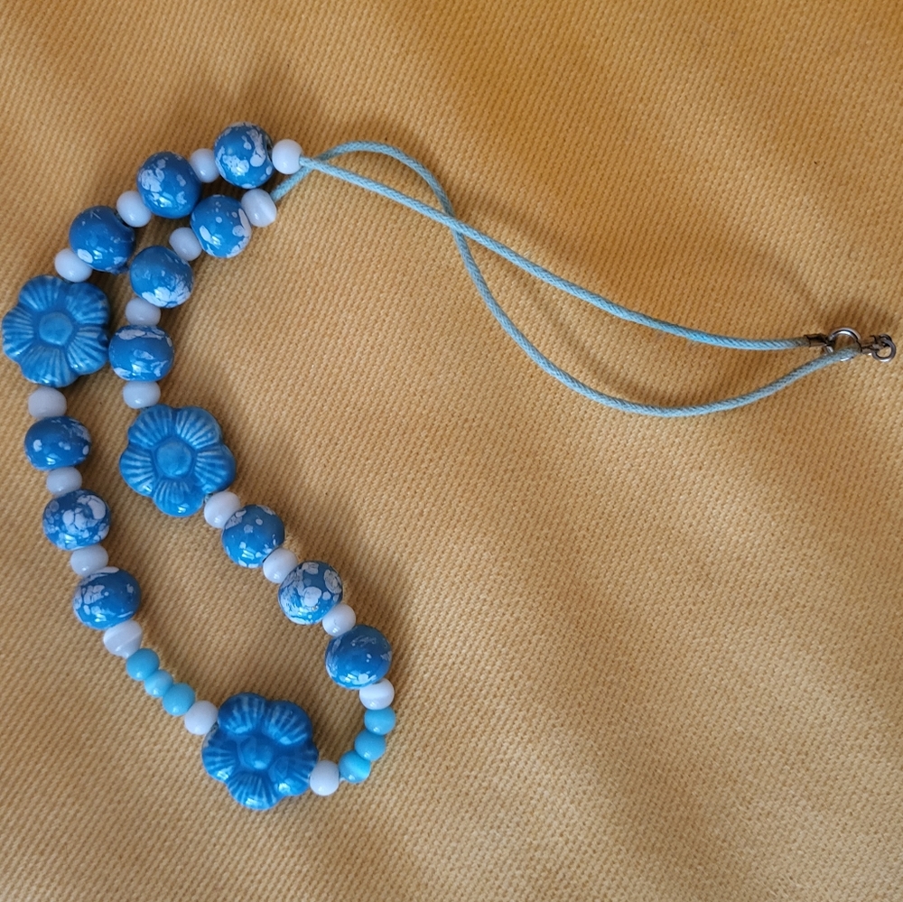 Blue and white chunky floral beaded necklace